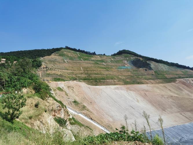 河北邯郸矿坑变身生态景区，昔日废弃地焕发新生